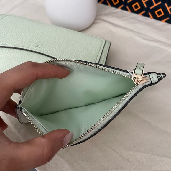 New✨authentic tory burch thea flat tory burch croasbody  (mint green color) - Picture 12 of 16